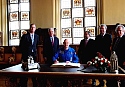 Mit Raumfahrt-Overall in der historischen Rathaushalle: Alexander Gerst beim Eintrag ins Goldene Buch. Mit im Bild (v.l.): Bart Reijnen, Airbus Defence & Space, Bürgermeister Böhrnsen, Hans-Georg Tschupke, Abteilungsleiter Innovation, Raumfahrt und Technologie bei der WfB Wirtschaftsförderung Bremen, Dr. Peter Vits, Raumfahrtkoordinator des Landes Bremen und Dr. Fritz Merkle, OHB Gruppe Bremen.