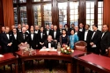 Gruppenfoto am Goldenen Buch: Bürgermeister Dr. Carsten Sieling und Wirtschaftssenator Martin Günthner freuen sich über den Besuch der Botschafterinnen und Botschafter aus dem asiatisch-pazifischen Raum sowie der Ehrengäste und der OAV-Vorstandsmitglieder