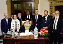 Das Foto zeigt Oberrabbiner von Jerusalem, Rabbiner Schlomo Mosche Amar beim Eintrag ins Goldene Buch der Stadt. Mit dabei Senator Martin Günthner (4.v.r.), Eli Aflalo (3.v.r.), Rabbiner Menachem Klein (4.v.l.), Rabbiner David Ben Nissan (1.v.r.), Landesrabbiner Netanel Teitelbaum (Mitte), Bürgerschaftspräsident Christian Weber (li.) und Elvira Noa, Vorsitzende der Jüdischen Gemeinde des Landes Bremen (li.)