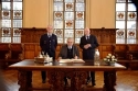 Eintrag in das Goldene Buch: Karl-Heinz Knorr (Leiter der Feuerwehr Bremen), EU-Kommissar Christos Stylianides und Innensenator Ulrich Mäurer 