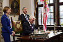 Bundespräsident Frank-Walter Steinmeier trägt sich in das Goldene Buch der Freien Hansestadt Bremen ein.