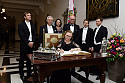 Eintrag in das Goldene Buch der Freien Hansestadt Bremen: Helen Zille, Premierministerin der Provinz Westkap (Südafrika), Dr. Martin Schäfer, deutscher Botschafter in Südafrika, Präsident des Senats und Bürgermeister Dr. Carsten Sieling, Alexia Sieling, Honorarkonsul Volker Schütte, AIRBUS-President Guillaume Faury und Ministerpräsident Michael Kretschmer