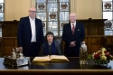 Botschafterin Cecilia Mackenna Echaurren trägt sich in das Goldene Buch ein.