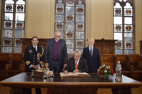 Captán Camilo Mauricio Gutiérrezin, Bürgermeister Andreas Bovenschulte, Botschafter Hans Peter Knudsen Quevedo und Honorarkonsul Klaus Müller-Leiendecker