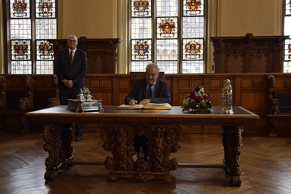 Eintrag in das Goldene Buch: Bürgermeister Bovenschulte und Argentiniens Botschafter Petro Raúl Villagra Delgado