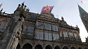 Foto zeigt das Rathaus mit der Flagge Foto zeigt das Rathaus mit der Flagge