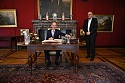 Bürgermeister Andreas Bovenschulte begrüßt Jörg Wojahn im Kaminzimmer; Foto: Senatspressestelle