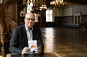 Bürgermeister Bovenschulte beteiligt sich an der Aktion und spendet den Roman Bürgermeister Bovenschulte beteiligt sich an der Aktion und spendet den Roman
