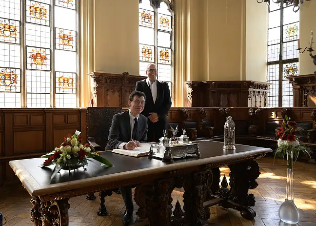 Der Präsident der französischen Raumfahrtagentur CNES, Philippe Baptiste, trägt sich im Beisein von Bürgermeister Dr. Andreas Bovenschulte in das Goldene Buch der Stadt ein.