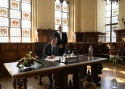 Der Präsident der französischen Raumfahrtagentur CNES, Philippe Baptiste, trägt sich im Beisein von Bürgermeister Dr. Andreas Bovenschulte in das Goldene Buch der Stadt ein.