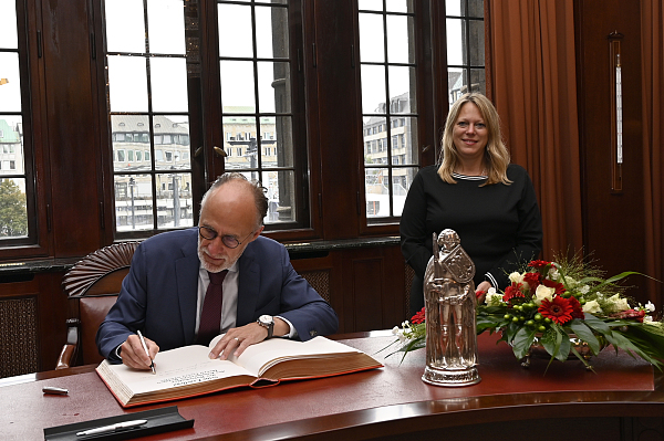 Der Botschafter des Königreichs Belgien, Geert Muylle, trägt sich in das Goldene Buch der Freien Hansestadt Bremen ein.