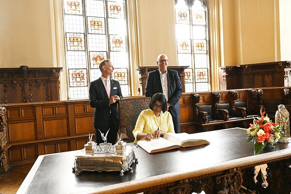 Die Botschafterin Sri Lankas, Manori Premila Unambuwe, trägt sich in das Goldene Buch der Freien Hansestadt Bremen ein. Mit dabei Honorarkonsul Thomas Kriwat (links) und Bürgermeister Dr. Andreas Bovenschulte.
