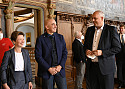 Senatorin Dr. Schilling, Wissenschaftler und Mehrheitsgesellschafter Dr. Beloussov und Bürgermeister Dr. Bovenschulte bei Gesprächen im Rathaus Foto: Senatsspressestelle Senatorin Dr. Schilling, Wissenschaftler und Mehrheitsgesellschafter Dr. Beloussov und Bürgermeister Dr. Bovenschulte bei Gesprächen im Rathaus Foto: Senatsspressestelle
