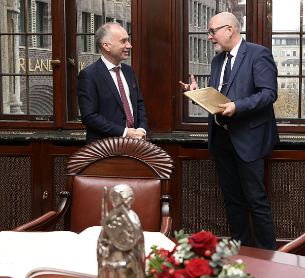 Der irische Botschafter Dr. Nicholas O'Brien und Kai Stührenberg, Staatsrat bei der Senatorin für Wirtschaft, Arbeit und Europa, im Gespräch. 