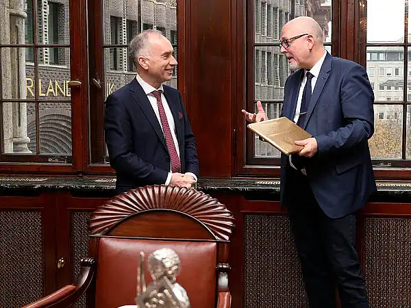 Der irische Botschafter Dr. Nicholas O'Brien und Kai Stührenberg, Staatsrat bei der Senatorin für Wirtschaft, Arbeit und Europa, im Gespräch. 