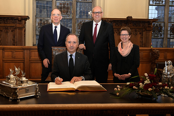 Marco Fuchs (Vorstandvorsitzender OHB), Armando Varricchio (Botschafter Italien), Andreas Bovenschulte (Bürgermeister) und Claudia Schilling (Senatorin für Wissenschaft und Häfen) während der Eintragung in das Goldene Buch. (v.l.n.r.).