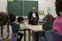 Bürgermeister Bovenschulte beim Vorlesetag. Foto: Senatspressestelle Bürgermeister Bovenschulte beim Vorlesetag. Foto: Senatspressestelle