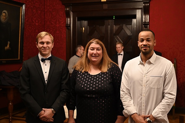 Sportsenatorin Anja Stahmann mit dem Paralympics-Olympionike Leon Schäfer (rechts) und dem Wildwasserrennsport-Europameister Marcel Paufler (links).