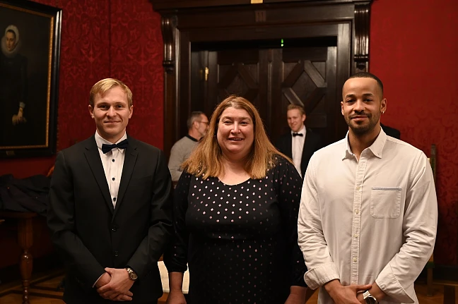 Sportsenatorin Anja Stahmann mit dem Paralympics-Olympionike Leon Schäfer (rechts) und dem Wildwasserrennsport-Europameister Marcel Paufler (links).