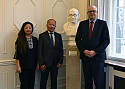 Vor der Büste Mahatma Gandhis im Gobelinzimmer des Rathauses: Der indische Generalkonsul John H. Ruolngul (Mitte) mit seiner Frau Thangtuokim Ruolngul und Bürgermeister Dr. Andreas Bovenschulte. Foto: Senatspressestelle Vor der Büste Mahatma Gandhis im Gobelinzimmer des Rathauses: Der indische Generalkonsul John H. Ruolngul (Mitte) mit seiner Frau Thangtuokim Ruolngul und Bürgermeister Dr. Andreas Bovenschulte. Foto: Senatspressestelle