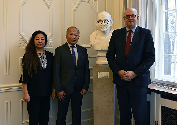 Vor der Büste Mahatma Gandhis im Gobelinzimmer des Rathauses: Der indische Generalkonsul John H. Ruolngul (Mitte) mit seiner Frau Thangtuokim Ruolngul und Bürgermeister Dr. Andreas Bovenschulte. Foto: Senatspressestelle Vor der Büste Mahatma Gandhis im Gobelinzimmer des Rathauses: Der indische Generalkonsul John H. Ruolngul (Mitte) mit seiner Frau Thangtuokim Ruolngul und Bürgermeister Dr. Andreas Bovenschulte. Foto: Senatspressestelle