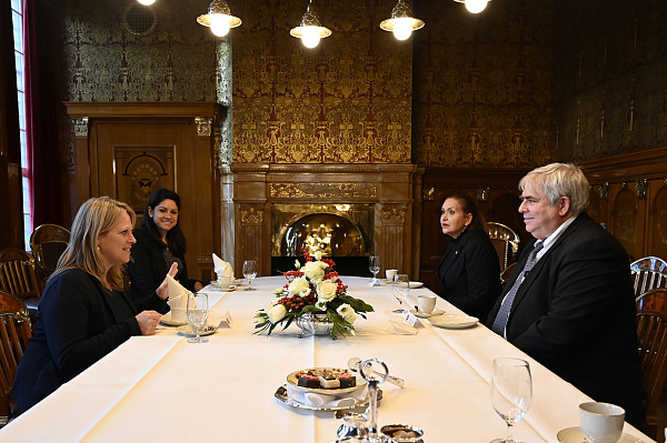 Antrittsbesuch des Botschafters Panamas, Enrique A. Thayer Hausz, und der Generalkonsulin Ida de Castillo Vallarino (2. v. r.) bei Bürgermeisterin Dr. Maike Schaefer (links). Neben Bürgermeisterin Schaefer eine Assistentin der Generalkonsulin.