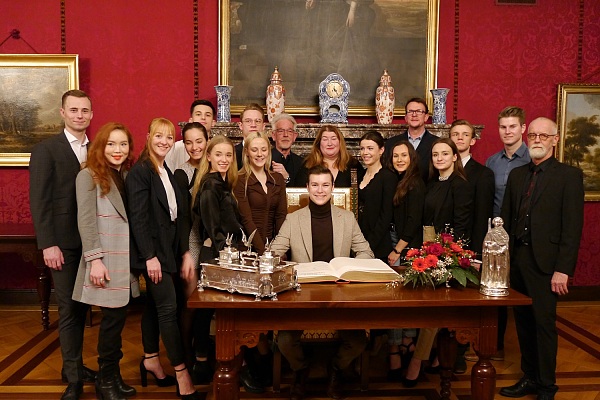 Das Team der Weltmeistermannschaft des Grün-Gold-Club Bremen mit Sportsenatorin Anja Stahmann.