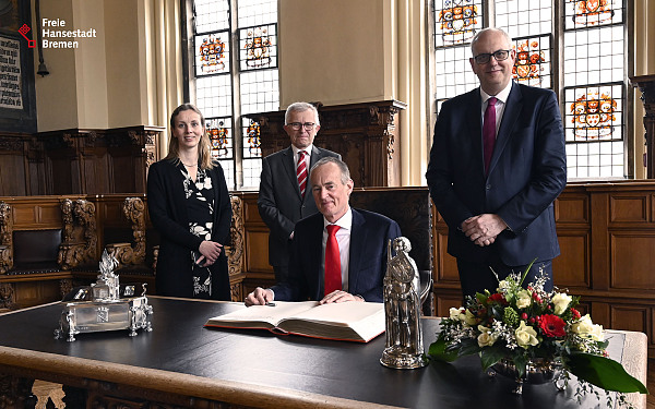 Der neue niederländische Botschafter Ronald van Roeden (sitzend) war zum Antrittsbesuch bei Bürgermeister Dr. Andreas Bovenschulte (rechts) und hat sich dabei in das Goldene Buch eingetragen. Begleitet wurde der Botschafter von der stellvertretenden Generalkonsulin aus Düsseldorf, Willemijn van der Toorn, und dem niederländischen Honorarkonsul in Bremen, Hylke Boerstra (2. von links).