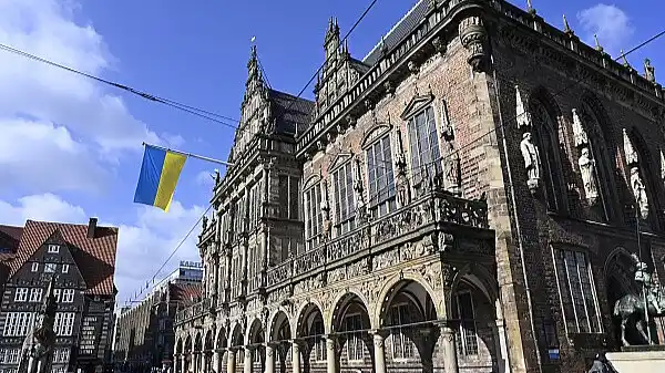 Am Rathaus hängt die Flagge der Ukraine