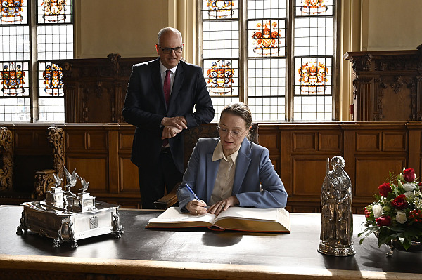 Die Botschafterin des Königreichs von Dänemark, Susanne Hyldelund, trägt sich in das Goldene Buch der Freien Hansestadt Bremen ein.