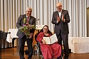 Helene Daiminger mit der vom Bundespräsidenten unterzeichneten Urkunde und den Gratulanten Oberbürgermeister Melf Grantz (links) und Bürgermeister Andreas Bovenschulte (rechts). Foto: Pressestelle des Magistrats/Pheline Hanke Helene Daiminger mit der vom Bundespräsidenten unterzeichneten Urkunde und den Gratulanten Oberbürgermeister Melf Grantz (links) und Bürgermeister Andreas Bovenschulte (rechts). Foto: Pressestelle des Magistrats/Pheline Hanke