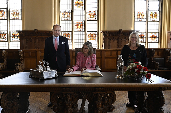 Beim Eintrag in das Goldene Buch (von Links): Generalkonsul Hans-Christoph Enge; Botschafterin des Vereinigten Königreichs Großbritannien und Nordirland, Jill Gallard und Bürgermeisterin Maike Schaefer.