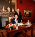 Fürst Albert II. von Monaco wird von Bürgermeister Bovenschulte empfangen und trägt sich in das Goldene Buch ein.