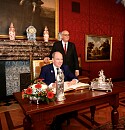Fürst Albert II. von Monaco wird von Bürgermeister Bovenschulte empfangen und trägt sich in das Goldene Buch ein. Foto: Senatspressestelle