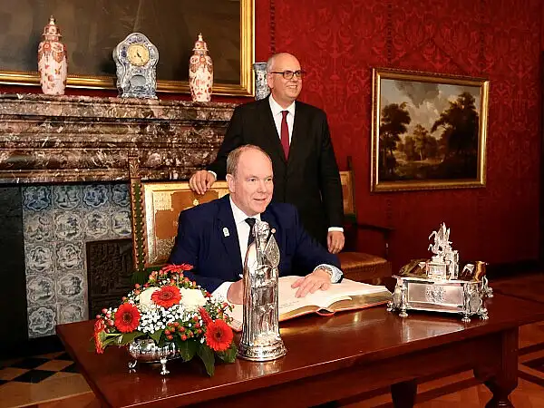 Fürst Albert II. von Monaco wird von Bürgermeister Bovenschulte empfangen und trägt sich in das Goldene Buch ein.