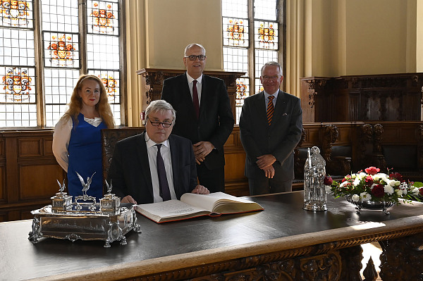 Eintrag in das Goldene Buch (von links): Kristi Kraavi-Käerdi (Konsulin in der estnischen Botschaft), Botschafter Alar Streimann, Bürgermeister Dr. Andreas Bovenschulte, Honorarkonsul Dr. Til Assmann. 