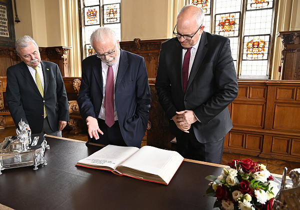 Der brasilianische Botschafter Roberto Jaguaribe (2. vl.), Bürgermeister Andreas Bovenschulte (r.) und Bremens Honorarkonsul Haro Helms (l.) schauen sich den Eintrag des Botschafters im Goldenen Buch an.