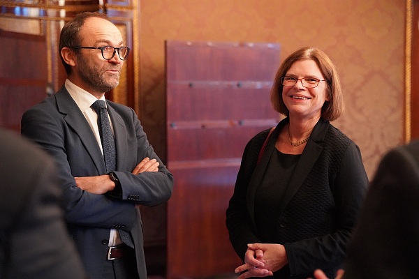 Der norwegische Botschafter Torgeir Larsen (links) wurde von Wirtschaftssenatorin Kristina Vogt im Rathaus empfangen. Er besucht auch die Wasserstoff-Messe Hydrogen Technology Expo.