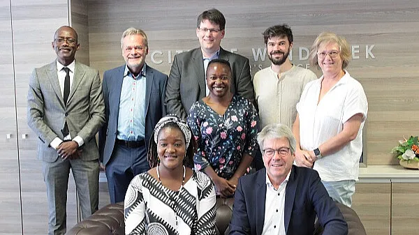 Treffen in Windhoek: Vorne Bürgermeisterin Sade Gawanas und Jörg Broll-Bickhardt (technischer Geschäftsführer hanseWasser Bremen). Hinten (von links): Chris Eita (Internationale Angelegenheiten, Stadt Windhoek) Raimund Meyer (Stadt Bremen), Jörg Oppermann (hanseWasser) Justina Haihambo (Leiterin Kläranlagen, Windhoek) Daniel Mutz (Umweltbetrieb Bremen), Zelda Scheepers (Leiterin Netze, Stadt Windhoek).