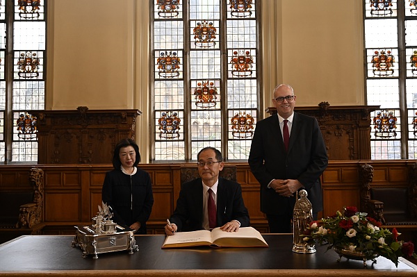 Eintrag in das Goldene Buch (von links): Kikuko Kato (Hamburger Generalkonsulin Japans), Botschafter Hidenao Yanagi, Bürgermeister Dr. Andreas Bovenschulte.