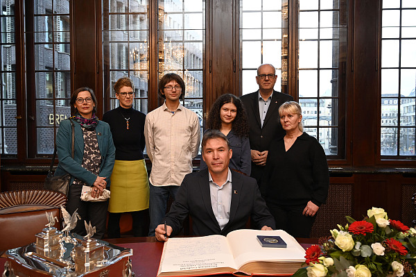 Empfang für Mitglieder von Memorial Russland, Friedensnobelpreisträger 2022: Dr. Manuela Putz (FSO), Prof. Dr. Susanne Schattenberg (Direktorin FSO), Dr. Nikita Lomakin (Memorial International), Robert Latypov (Vorsitzender Memorial Perm ), Ekaterina Gurtovaya (Memorial International), Bürgermeister Dr. Andreas Bovenschulte und Liudmila Gagarinova (Memorial St. Petersburg) (von li. nach re.).