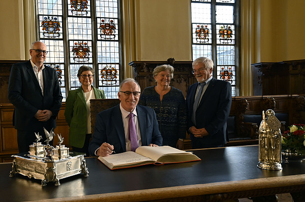 Luxemburgs Botschafter Jean-Paul Senninger trägt sich in das Goldenen Buch der Freien Hansestadt ein; mit im Bild: Bürgermeister Andreas Bovenschulte, Gudrun Blöcker, Louise Åkerblom und Honorarkonsul Hans-Jürgen Blöcker (v.re.).