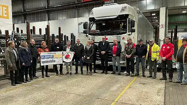 Vertreterinnen und Vertreter der Stiftung Solidarität Ukraine verabschieden gemeinsam mit Bürgermeister Andreas Bovenschulte die Fahrer, die die Hilfsgüter nach Rumänien fahren. 