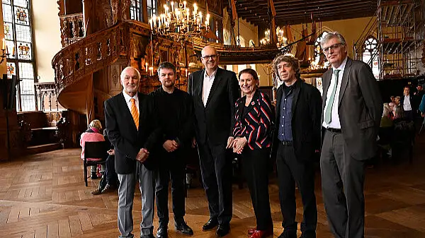 Verleihung des Bremer Literaturpreises: Bürgermeister Dr. Andreas Bovenschulte (3. v.li.) mit den Preisträgern Thomas Stangl (2. v.re.) und Martin Kordić ( 2.v.li.) sowie den Jurymitgliedern Michael Sieber, Barbara Lison und Dr. Lothar Müller (v.li.).