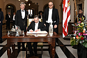 Bundesminister Volker Wissing trägt sich anlässlich der 479. Schaffermahlzeit in das Goldene Buch ein; mit im Bild: Bürgermeister Andreas Bovenschulte und der Verwaltende Vorsteher von Haus Seefahrt, Henry Lamotte (von rechts).