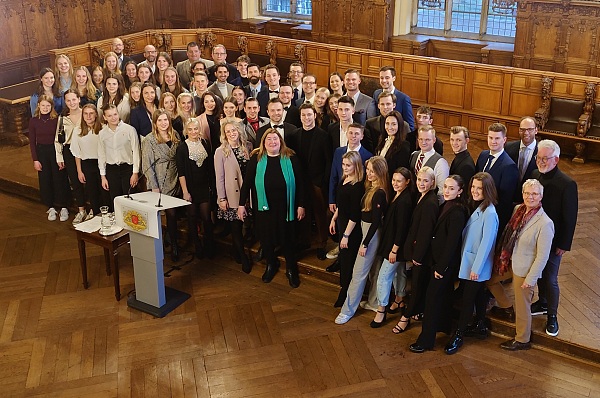 Als Gäste im Rathaus: Bremer Welt-, Europa- und Deutsche Meisterinnen und Meister aus dem Tanzsport und aus dem Hockey.