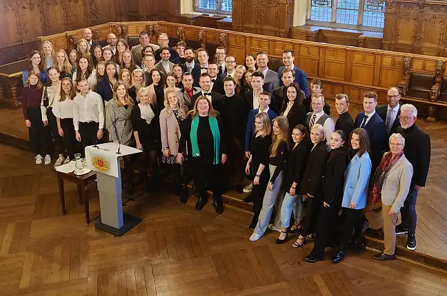 Als Gäste im Rathaus: Bremer Welt-, Europa- und Deutsche Meisterinnen und Meister aus dem Tanzsport und aus dem Hockey.