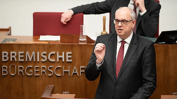 Bürgermeister Bovenschulte während seiner Rede zum ersten Jahrestag des Überfalls über die Ukraine in der Bürgerschaft. 