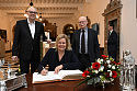 Bundesinnenministerin Nancy Faeser beim Eintrag in das Goldene Buch zusammen mit Bürgermeister Andreas Bovenschulte (links) und Innensenator Ulrich Mäurer.