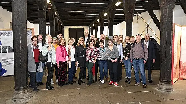 Nach der Aussprache über frauenpolitische Themen besuchten Bürgermeister Andreas Bovenschulte (hinten Mitte) und die Teilnehmerinnen und Teilnehmer der WAGA Danzig und der Deutsch-Polnischen Gesellschaft Bremen noch die gerade in der Unteren Rathaushalle laufende Ausstellung über die “Pfadfinderpost“ während des Warschauer Aufstandes 1944.